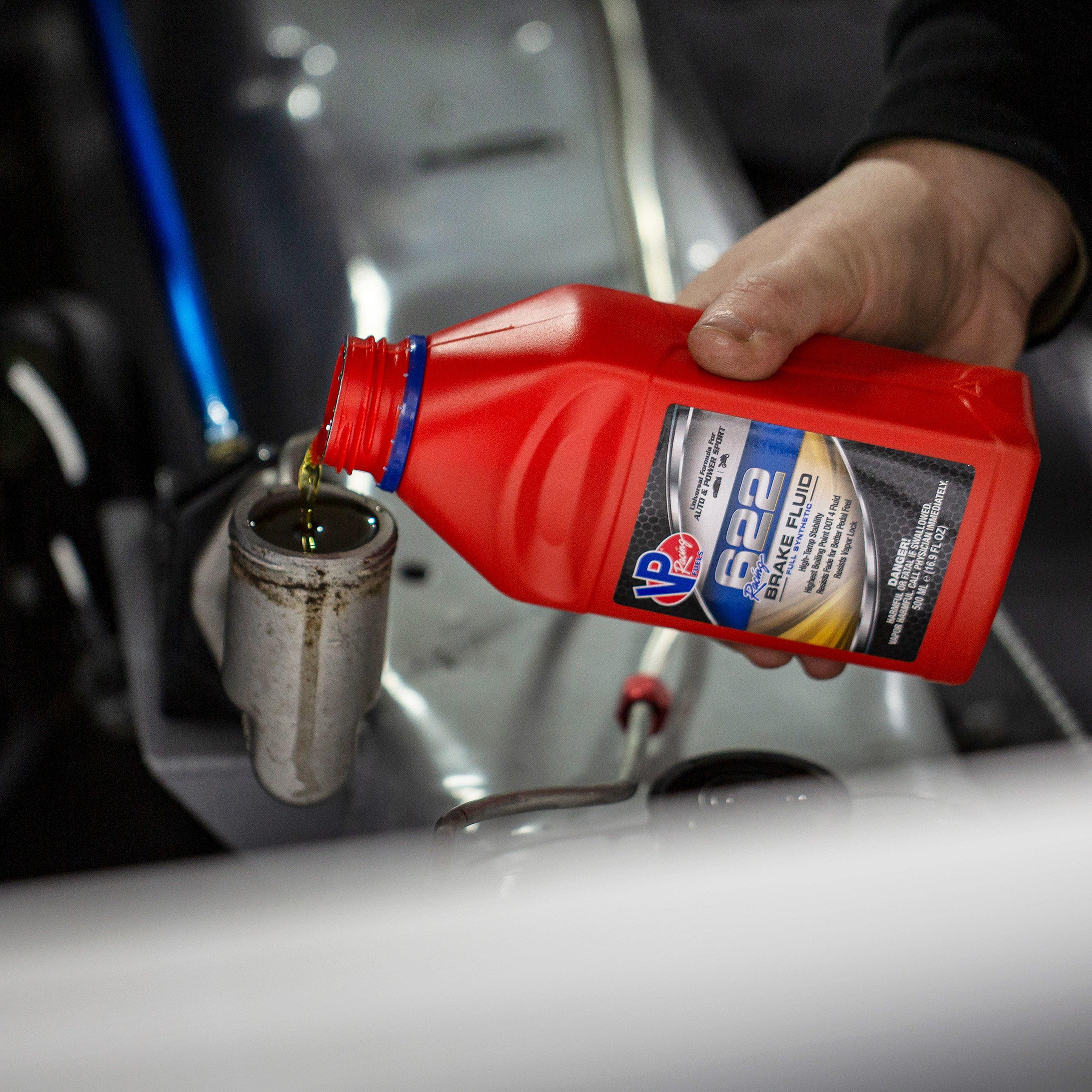 2551_BRAKE FLUID_LIFESTYLE02.jpg