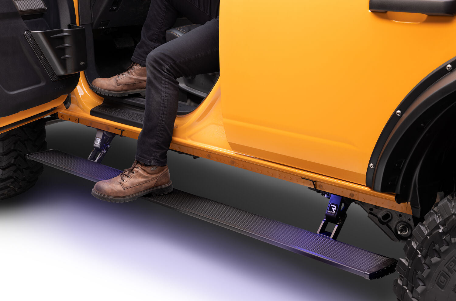 AMP-xtreme-2021-ford-bronco-cyber-orange-metallic-78140-01a-onwhite-23.jpg