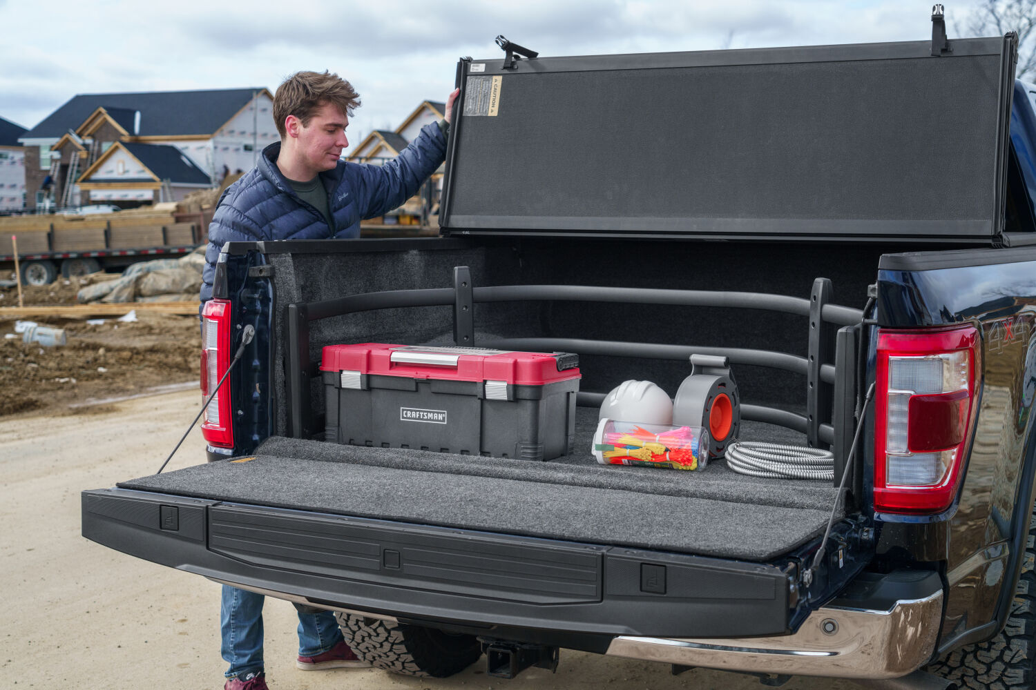 AMPamp-bedxtender-sport-2020-ford-f150-blue-construction-lifestyle-02.jpg