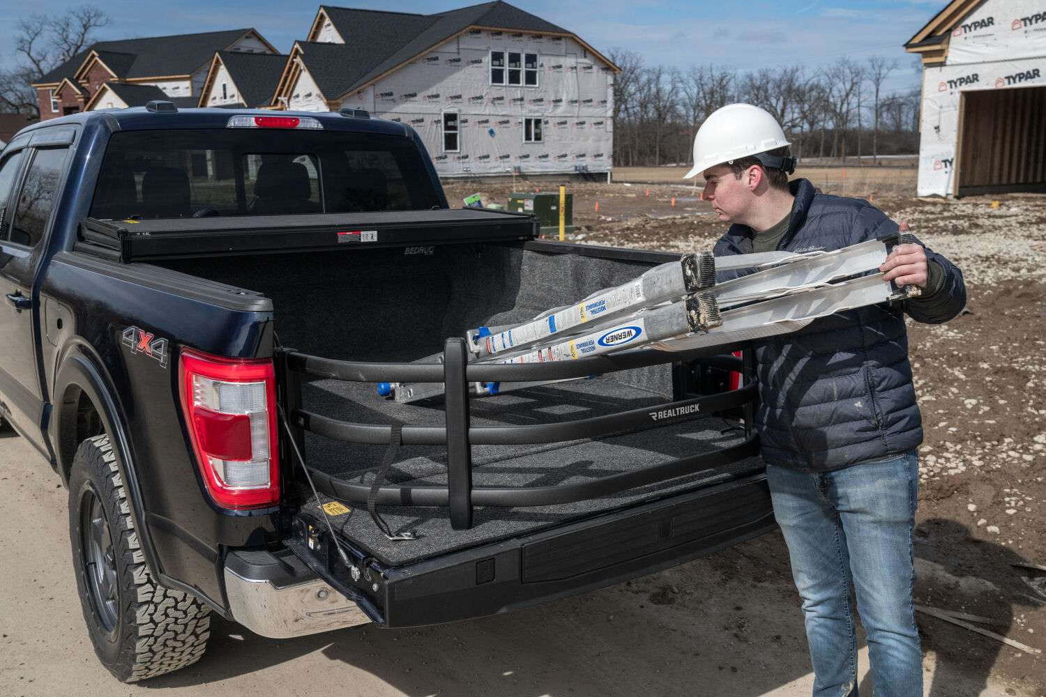 AMPamp-bedxtender-sport-2020-ford-f150-blue-construction-lifestyle-03.jpg