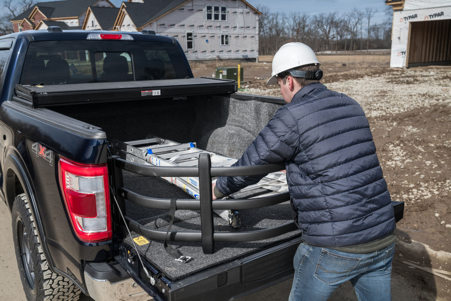 AMPamp-bedxtender-sport-2020-ford-f150-blue-construction-lifestyle-04.jpg