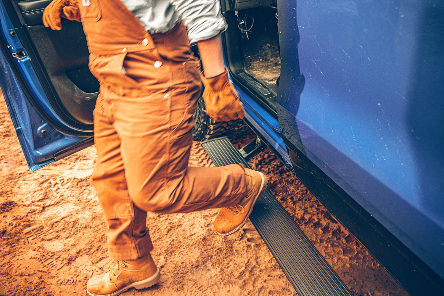 AMPamp-powerstep-2022-ram-1500-trx-blue-lifestyle-14.jpg