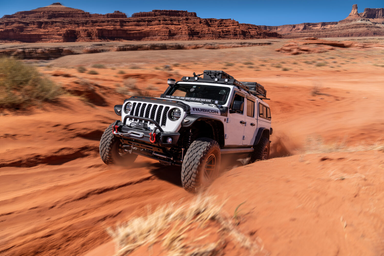 AMPamp-powerstep-xl-2020-jeep-gladiator-white-moab-lifestyle-03.jpg