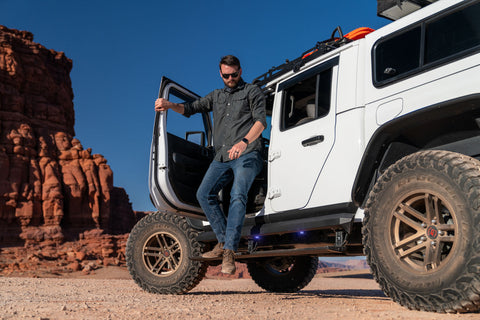 AMPamp-powerstep-xl-2020-jeep-gladiator-white-moab-lifestyle-06.jpg