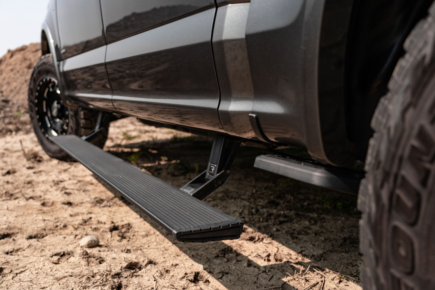 AMPamp-powerstep-xtreme-2019-ford-f150-gray-lifestyle-01.jpg