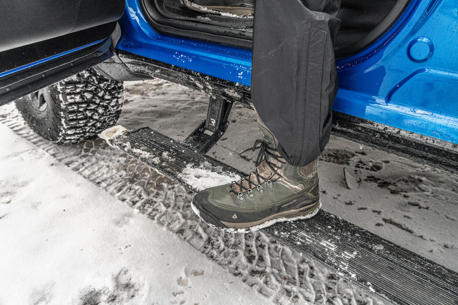 AMPamp-powerstep-xtreme-2022-ram-1500-trx-blue-winter-lifestyle-07.jpg