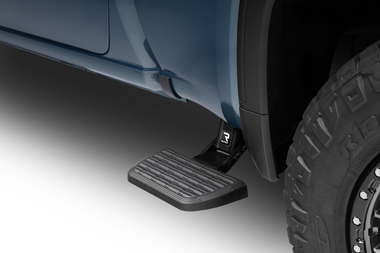 AMPamp-research-bedstep2-2024-gmc-sierra-1500-75415-01A-ov-001-1.jpg