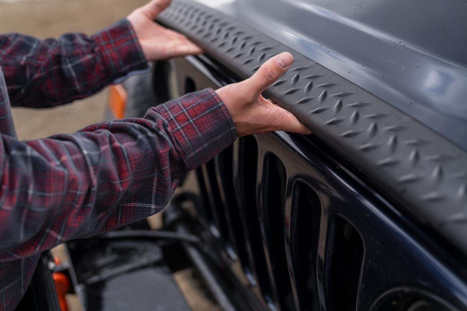 BWRbw_trailArmor_hoodGuard_1998jeepTJ_hand_v2_14005.jpg