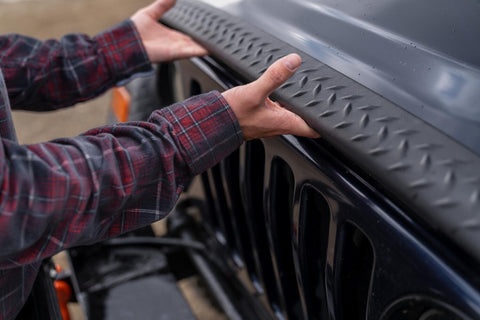 BWRbw_trailArmor_hoodGuard_1998jeepTJ_hand_v2_14005.jpg