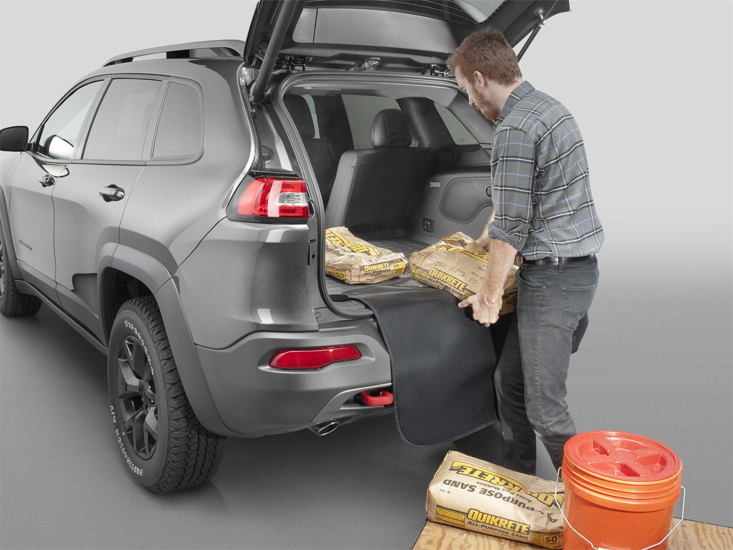 Jeep_Cherokee_40656_Bumper_Protector_Loading_2.jpg