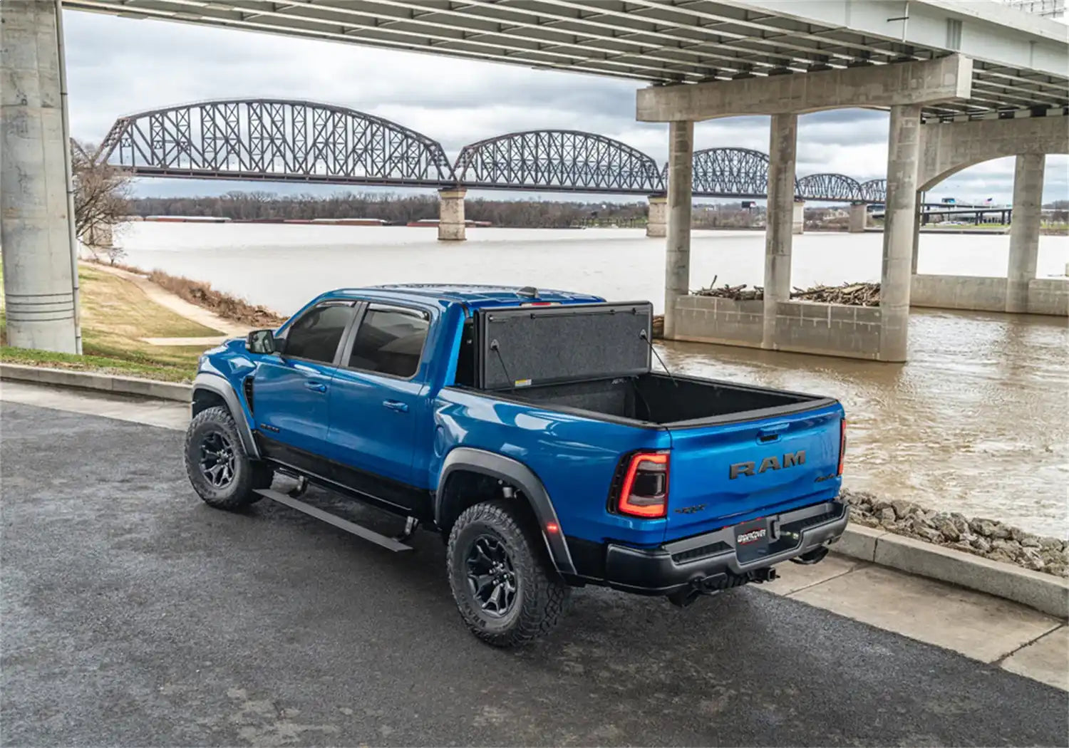 UC_UltraFlex_2022_Hydro_Blue_Ram_1500_Lifestyle_TRX_0722_08.jpg