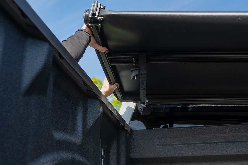 actent5-removing-soft-trifold-tonneaucover-from-truck_P04.jpg
