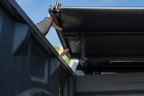 actent5-removing-soft-trifold-tonneaucover-from-truck_P04.jpg