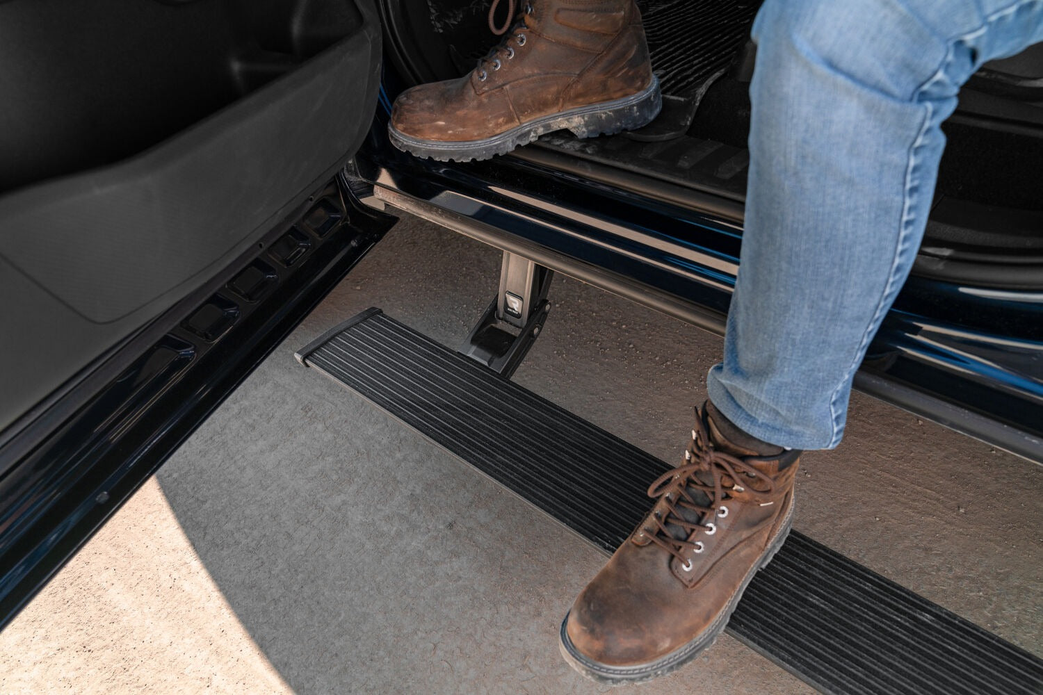 amp-powerstep-2021-ford-f150-blue-construction-lifestyle-02.jpg
