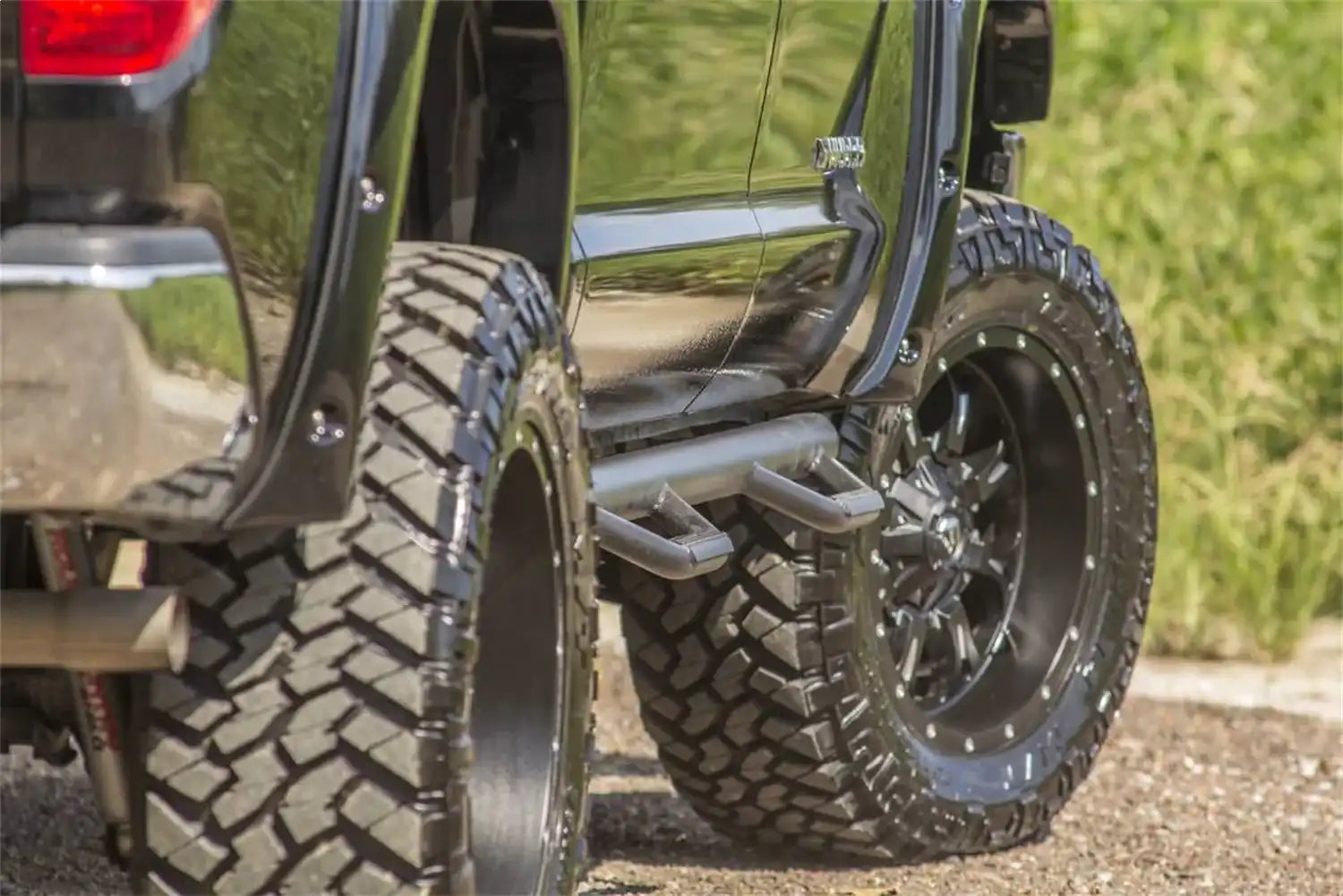 2014-tundra--steps-zoom_1.jpg