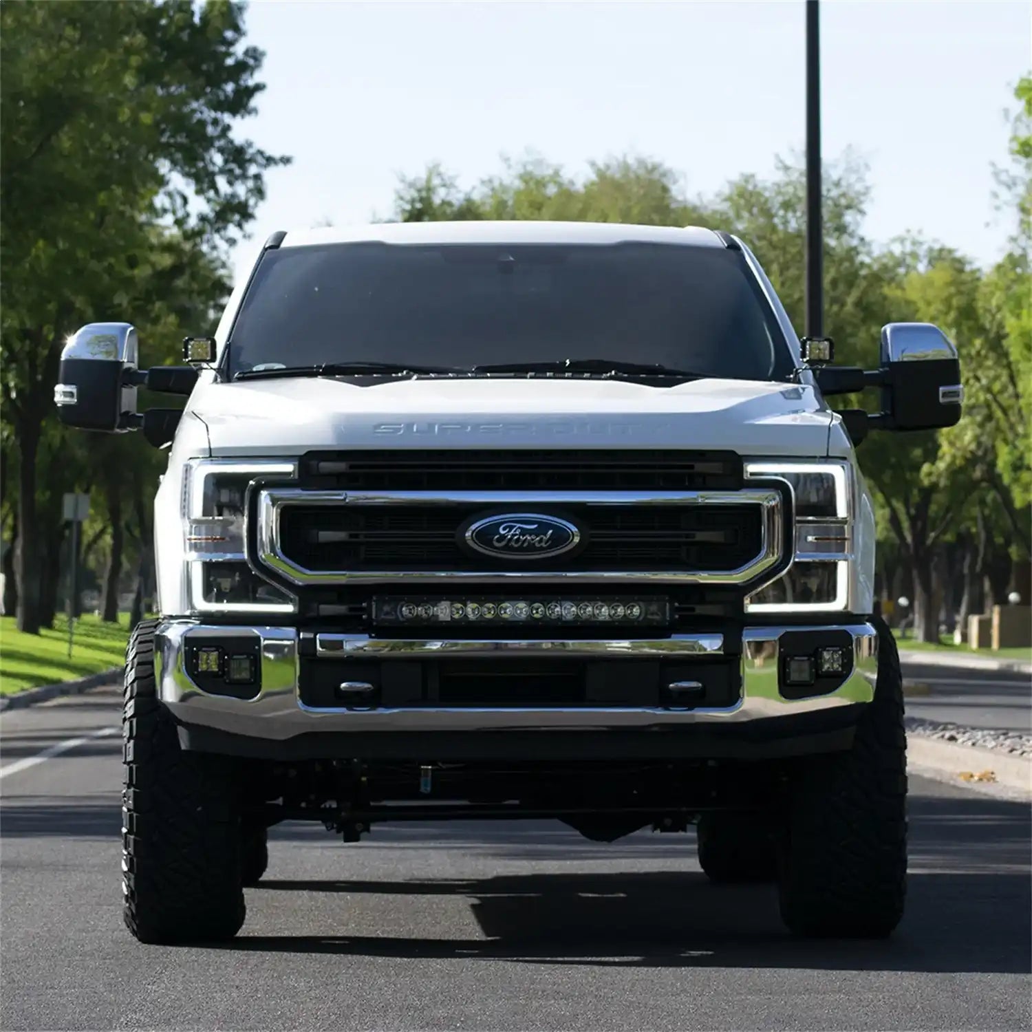 46735-Ford_SuperDuty_2020_2B_A-Pillar_Mount-Lifestyle-02.jpg