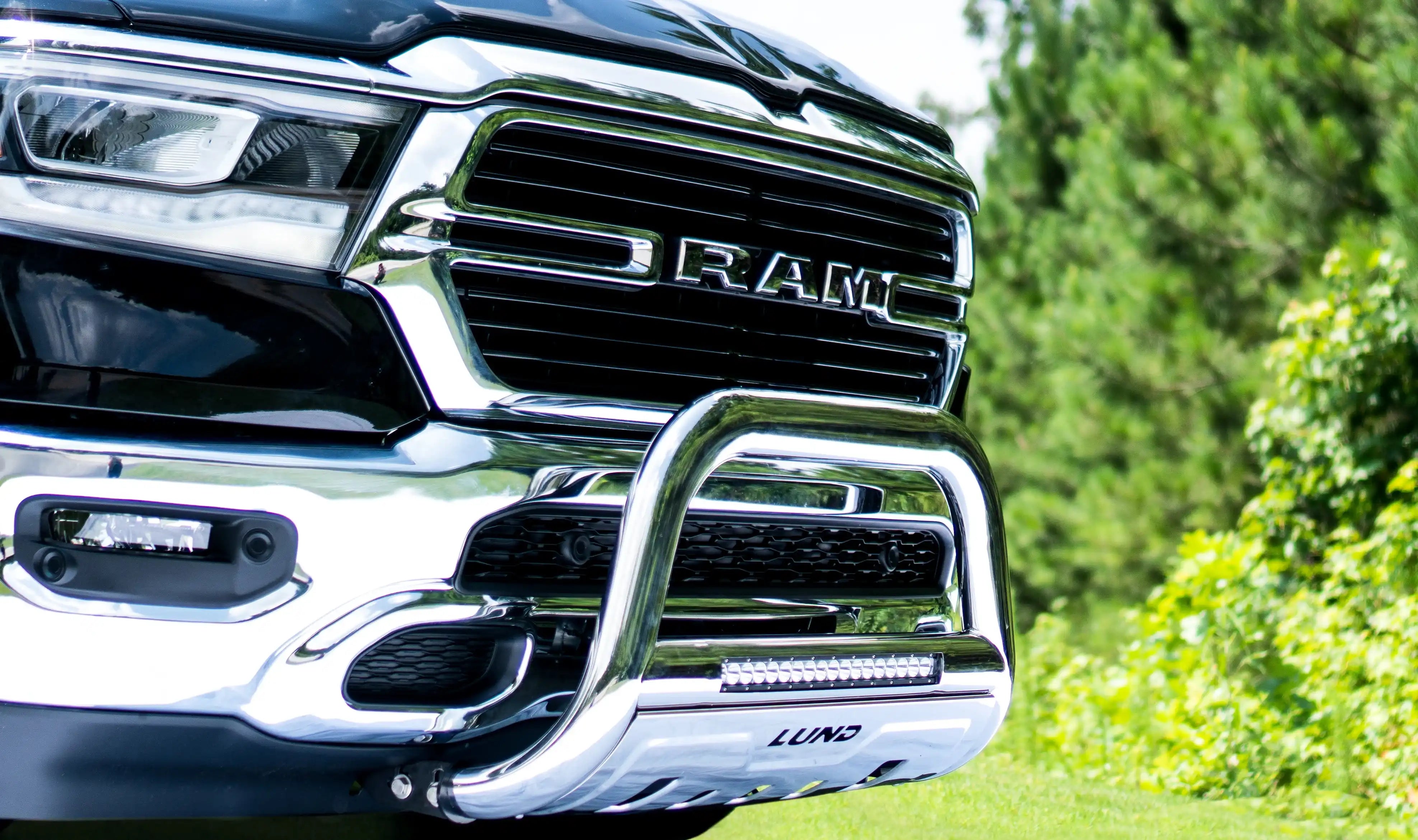 Lund_3.5_BullBar_2019Ram1500Crewcab_47021208_YU.jpg