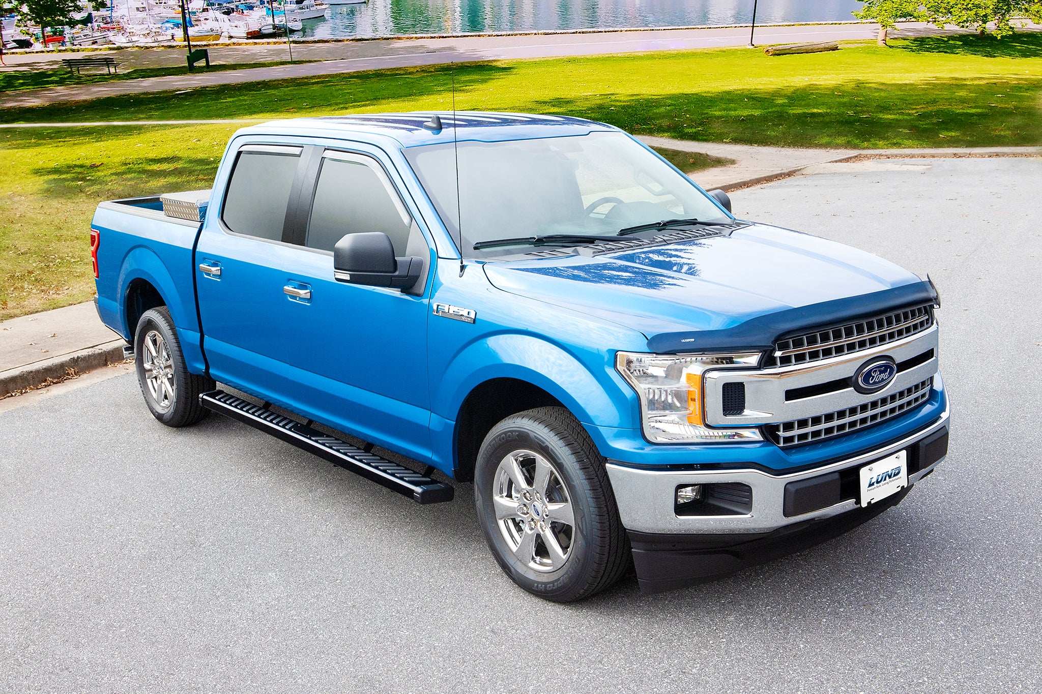 Lund_Summit_Ridge_2_16FordF-150_Lifestyle_28565033.jpg