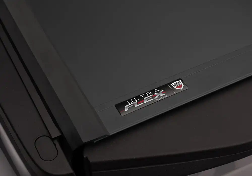 UC_UltraFlex_17-Ridgeline_Gray_Details06-Badge2.jpg