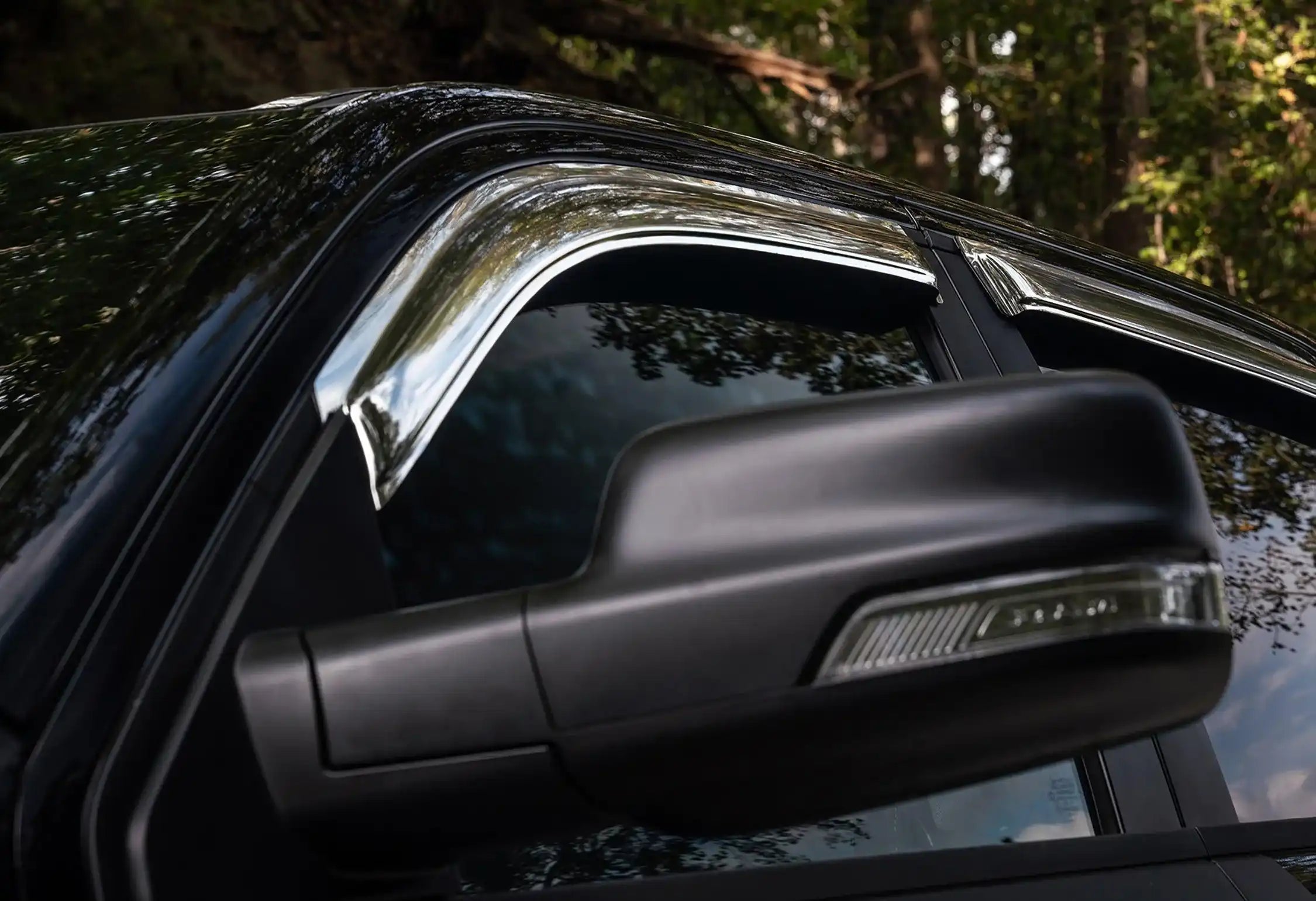 avs_684383_ventvisorchrome_lifestyle.jpg