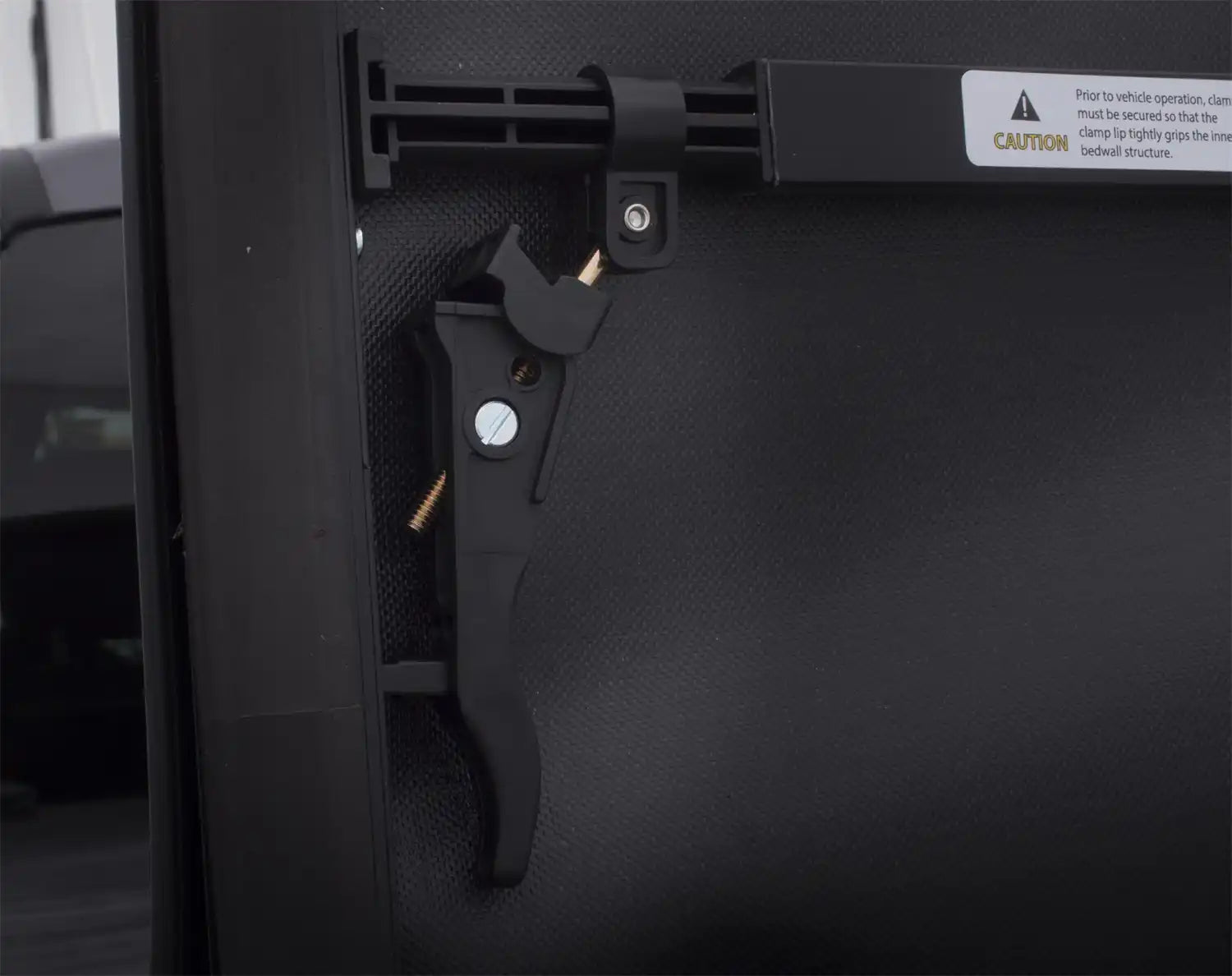 elite_trifold_tonneaucover_latch.jpg