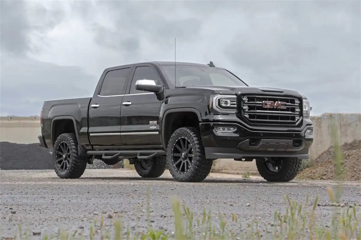 gmc-16-sierra1500-black-fp-indst-194-20_2_1_2.jpg