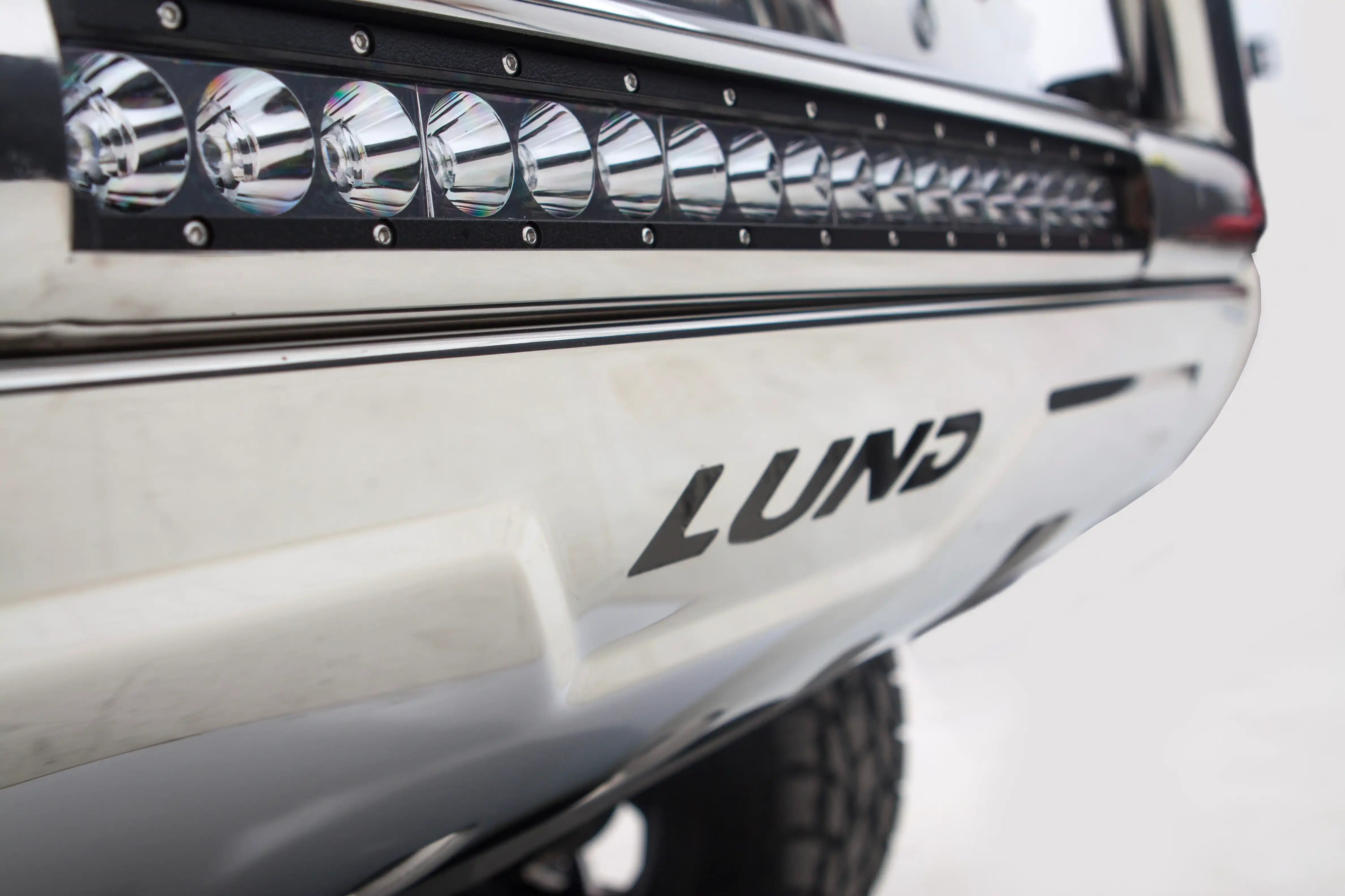 lund_47021203_bullbar_closeup.jpg