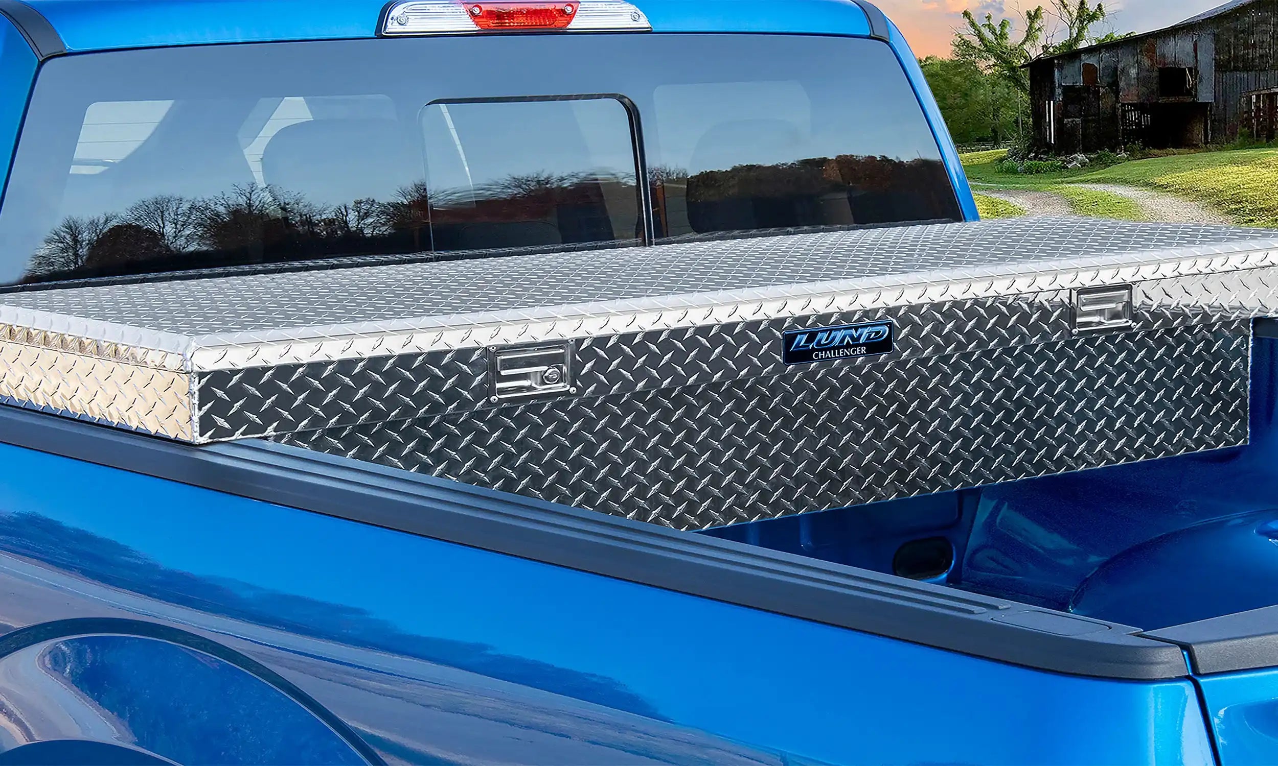 lund_crossbody_toolbox_fordf-150_hires_5400_lifestyle.jpg