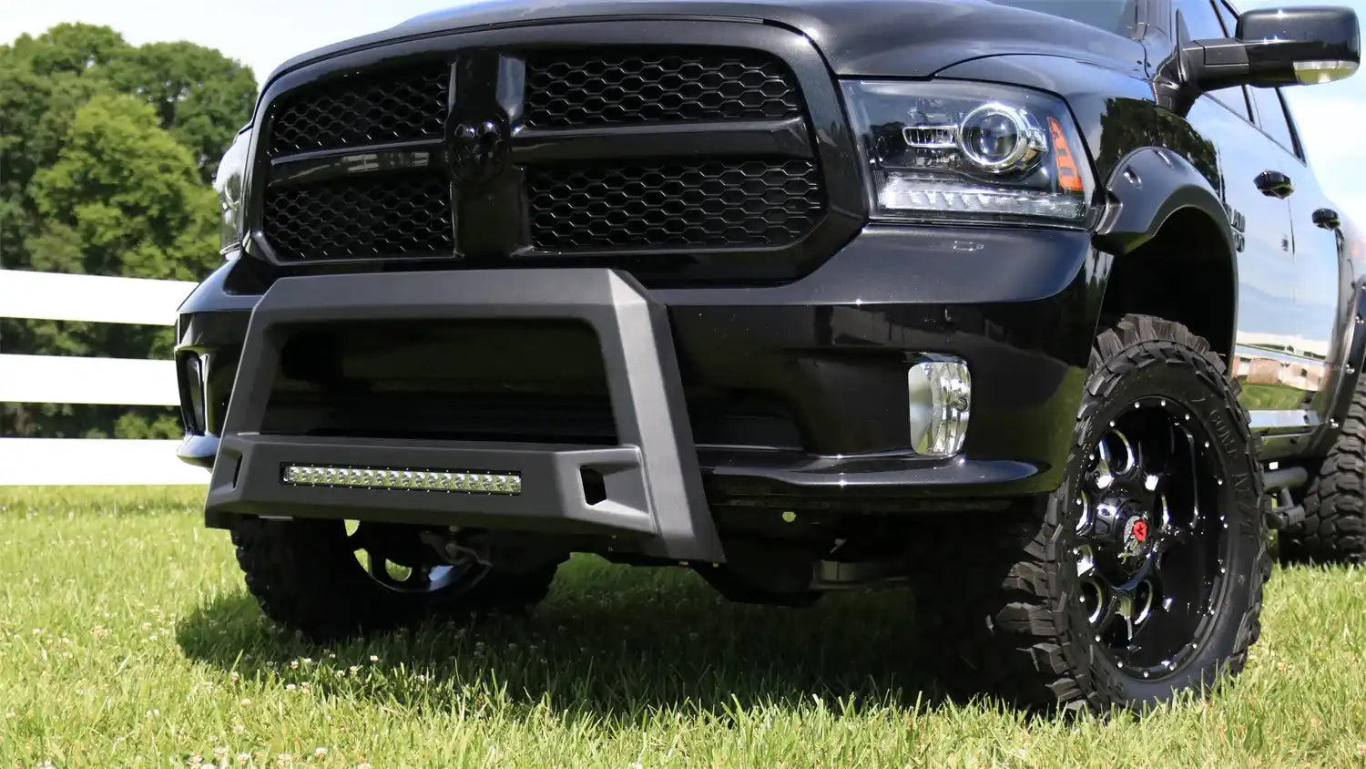 lund_revolutionbullbar_onvehicle_86521204.jpg