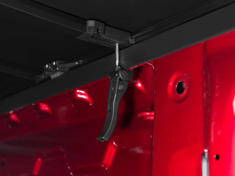soft-trifold_details_04handlelatch.jpg