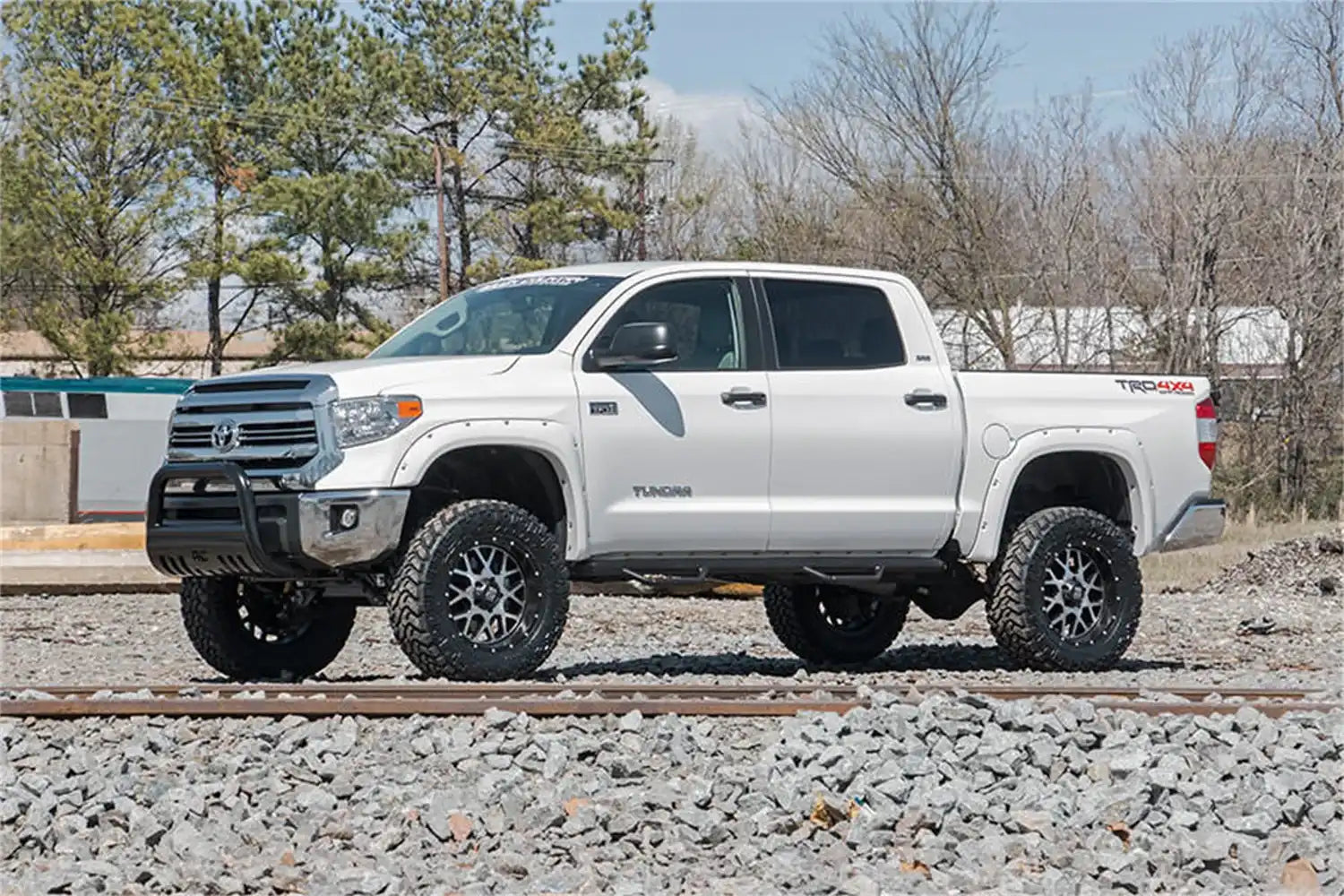 toyota-16-tundra-white-ds-trains-773n2_1_1.jpg