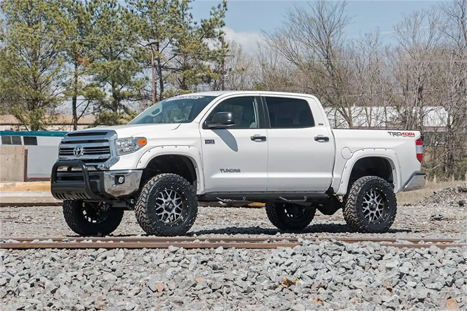 toyota-16-tundra-white-ds-trains-773n2_1_3.jpg